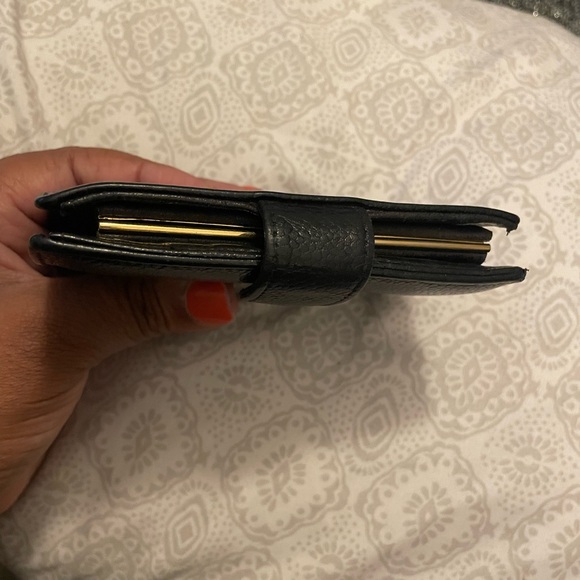 💕CHANEL
Caviar Kisslock Wallet - Picture 5 of 12